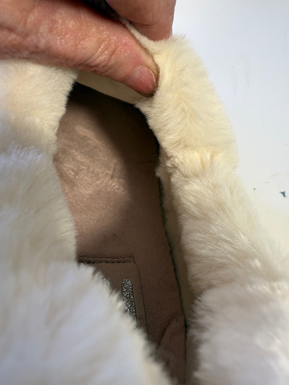 Skechers comfortable cozy slipper shoe in pink with white fur size 10 - Picture 15 of 16